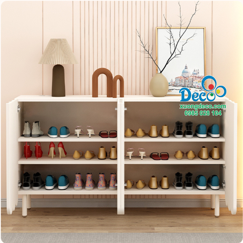 Không gian bên trong tủ giày