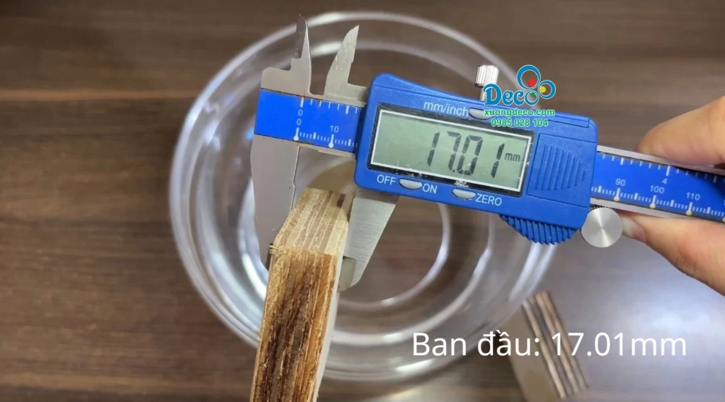 Đo chiều dày mẫu trước khi thử nghiệm