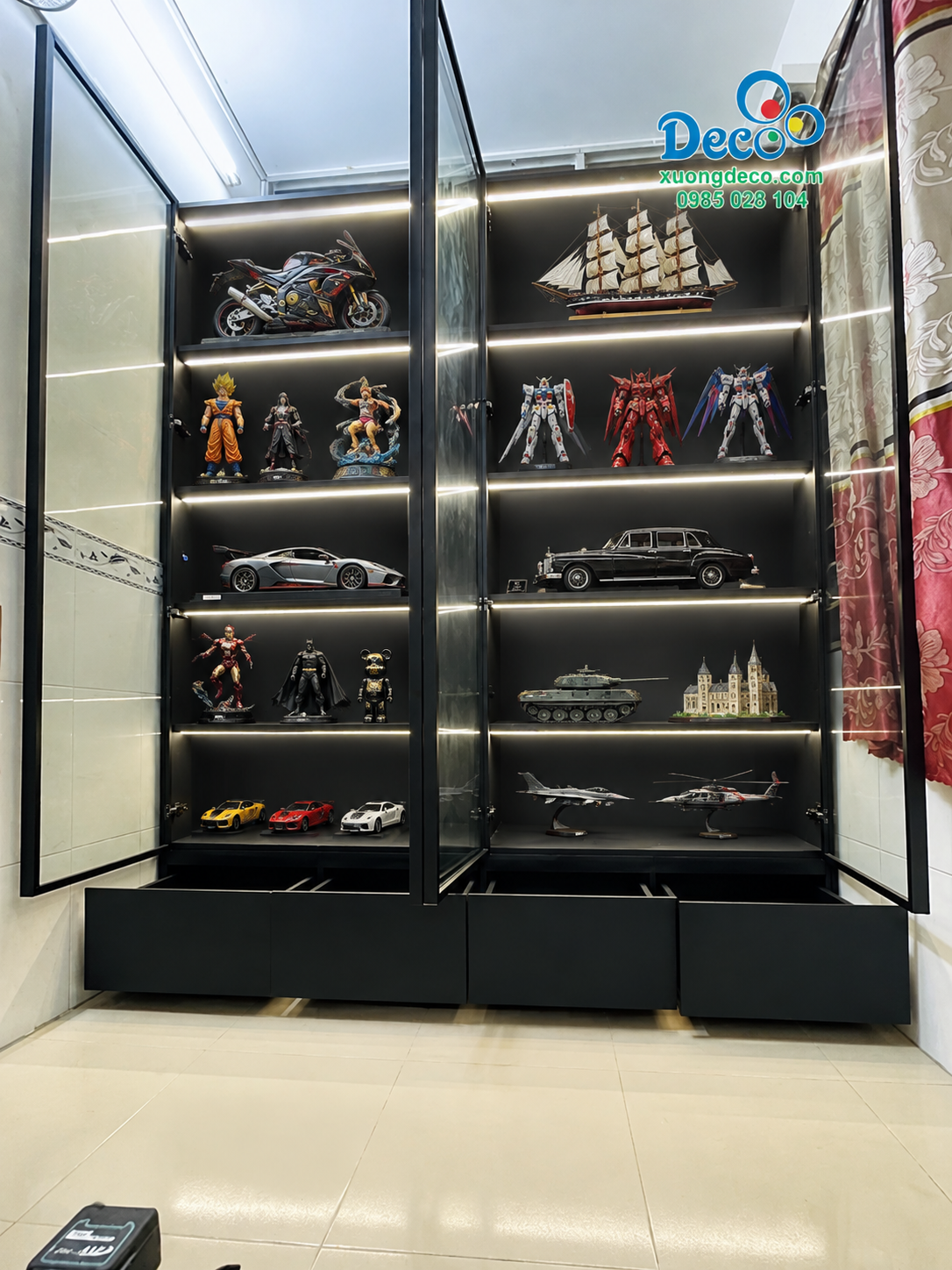 Tủ trưng bày bộ sưu tập Lego TTB44 sau khi Deco lắp đặt hoàn thiện