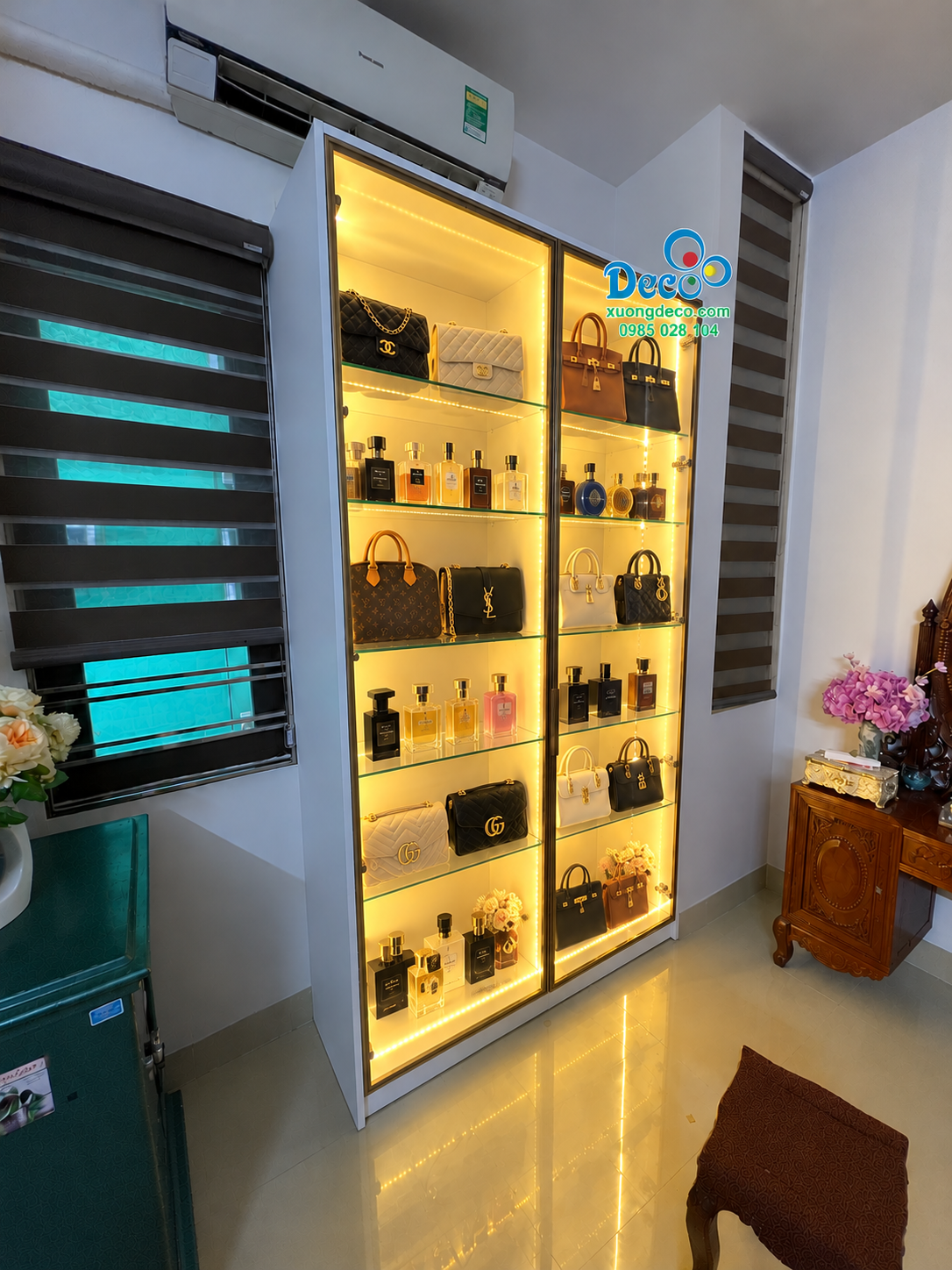Tủ trưng bày túi hàng hiệu và nước hoa trong phòng ngủ cao cấp